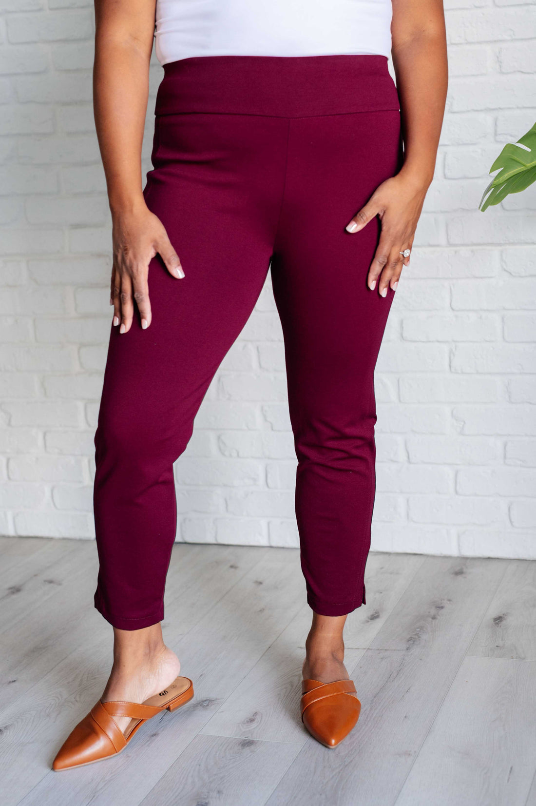 Magic Ankle Crop Skinny Pants in Wine